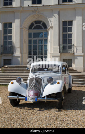 Un 1952 Citroen Avant trazione BL11 nella parte anteriore del Castello di Stupinigi. Auto d'epoca e sportscar in mostra a Torino durante il Parco Valentino auto show. Foto Stock