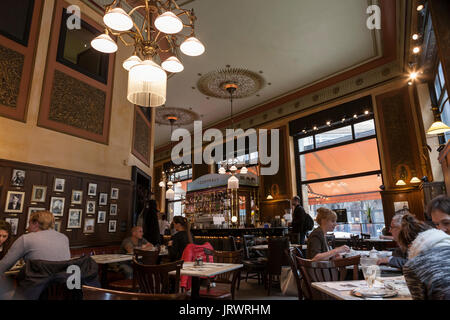 Interno del Centrál Kávéház, Károlyi utca, Belváros, Budapest, Ungheria Foto Stock