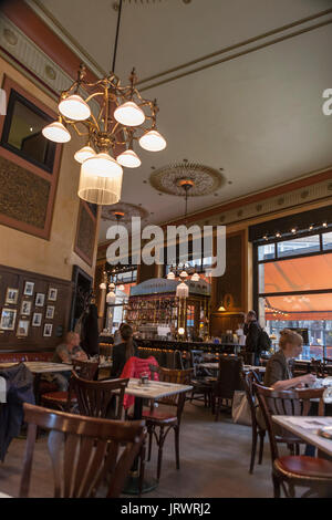 Interno del Centrál Kávéház, Károlyi utca, Belváros, Budapest, Ungheria Foto Stock