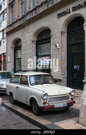 Trabant 601 in Károlyi utca, Belváros, Budapest, Ungheria Foto Stock