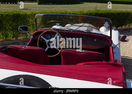 Vista interna e di un cruscotto di un Morgan. Auto d'epoca e sportscar in mostra a Torino durante il Parco Valentino auto show. Foto Stock