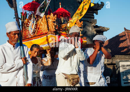 Bali, Indonesia - Marzo 07, 2016: popolo Balinese in abiti tradizionali portano jempana o lettiera di legno alla processione durante Balinese Anno Nuovo cel Foto Stock