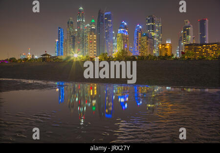 Dubai - La skyline serale di Marina Towers da spiaggia. Foto Stock