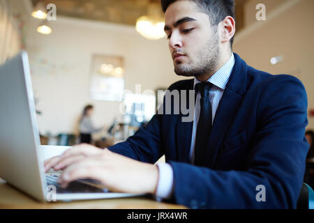 Concentrandosi sulla ricerca di lavoro Foto Stock