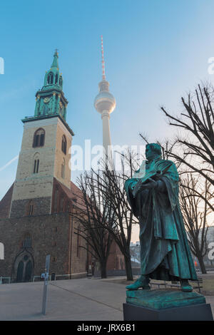 Berlino, Germania - Febbraio 14, 2017: le staue di reformator Martin Lutero di fronte Marienkirche chiesa da Paul Martin Otto e Robert Toberenth ( Foto Stock