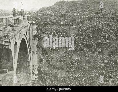 Gli uomini della 46a divisione che ha attraversato il canale alla battaglia di San Quintino Canal, Francia, 1918 Foto Stock