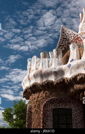 Dettaglio di conciergerie trencadis opera Parc Guell Barcellona Spagna Foto Stock