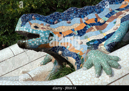 Antoni Gaudi trencadis famosa opera dragon Parc Guell Barcellona Spagna Foto Stock