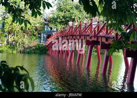 Il huc ponte che conduce a ngoc son temple (Giada montagna) in Hoan Kiem. hanoi old quarter. huc bridge a ngoc son temple, jade mountain tempio hoan k Foto Stock