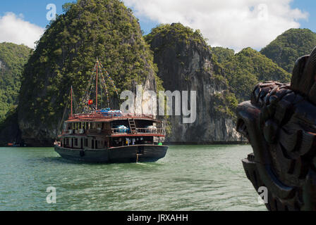 Giunca Cinese, baia di Halong imbarcazione turistica tour, Vietnam. Posta indesiderata, in barca a vela tra Carso montagne calcaree a cat ba national park, ha long,Halong Bay, Foto Stock