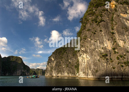 Flottante il villaggio di pesca nella baia di Halong. allevamento ittico borgo carsico tra montagne calcaree a cat ba national park, ha long,Halong Bay, ha long,halon Foto Stock