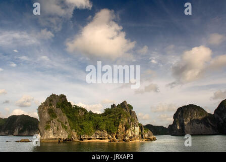 Carsico calcareo a Ha Long, Halong Bay, il Vietnam ha long, Halong Bay, Vietnam Foto Stock