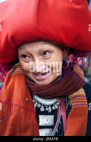 La donna da red dzao minoranza etnica gruppo, una tribù di montagna, al mercato di sapa o sa pa, nel Vietnam del Nord, Vietnam, in Asia. Foto Stock