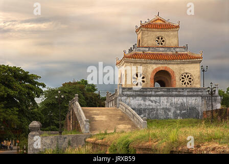 Cittadella sulla riva nord del Fiume Perfume. Tinta, Vietnam. La cittadella di Hue cancelli, la città imperiale, la tonalità, il Sito Patrimonio Mondiale dell'UNESCO, Vietnam, doc Foto Stock