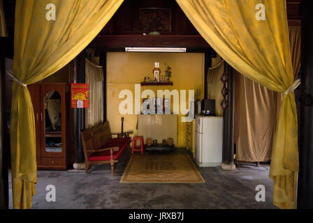 Interno di una casa nella città di Hoi An, Vietnam. Villaggio storico di Hoi An, importante porto commerciale dal 15th del XIX secolo. Duc un antico Hous Foto Stock