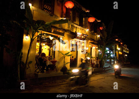 Hoi Riverside a notte. Vecchia città di Hoi An di notte. Hoi An. Hoi An old quarter. Vista su Thu Bon river sulla bella Bach Dang passeggiata sul fiume w Foto Stock