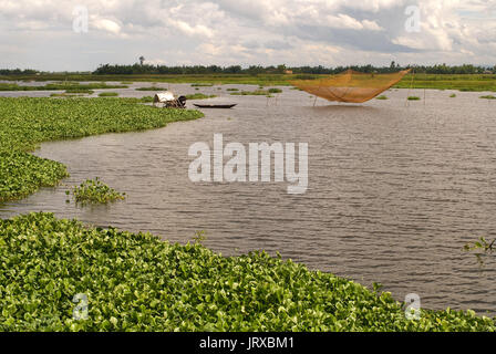 La pesca in barca sul fiume Thu Bon, silhouette, Hoi An, Quang Nam, Vietnam centrale, Vietnam, Asia sud-orientale, Asia Foto Stock