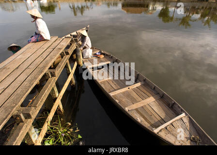 Barche da pesca sulla canzone Thu Bon river, Hoi An, vietnam, sud-est asiatico. Foto Stock