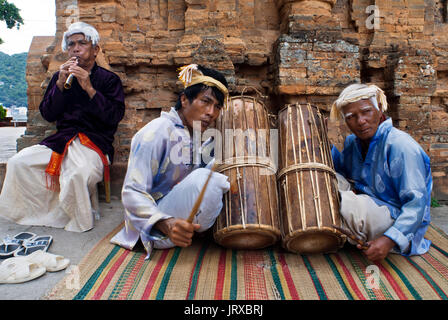 Cham riproduzione di musica tradizionale al po nagar cham towers di Nha Trang, Vietnam. Foto Stock