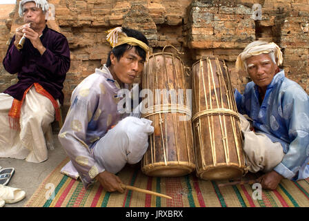 Cham riproduzione di musica tradizionale al Po Nagar Cham Towers di Nha Trang, Vietnam. Foto Stock