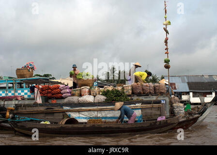 Phong Dien mercato galleggiante. Delta del Mekong, Vietnam. Il mercato galleggiante di Phong Dien sul fiume Hua nel Delta del Mekong del Vietnam. Foto Stock