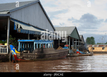 Case della fattoria di pesce. Phong Dien, Delta del Mekong, Vietnam. Flottante fattoria di pesce nelle acque del fiume Mekong, Can Tho, Delta del Mekong, Vietnam, sud-est asiatico Foto Stock