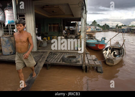 Case della fattoria di pesce. Phong Dien, Delta del Mekong, Vietnam. Flottante fattoria di pesce nelle acque del fiume Mekong, Can Tho, Delta del Mekong, Vietnam, sud-est asiatico Foto Stock