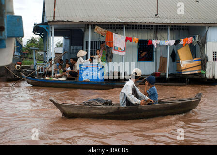 Case della fattoria di pesce. Phong Dien, Delta del Mekong, Vietnam. Flottante fattoria di pesce nelle acque del fiume Mekong, Can Tho, Delta del Mekong, Vietnam, sud-est asiatico Foto Stock