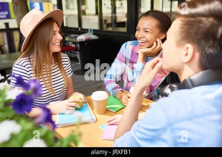 I giovani che studiano in Cafe Foto Stock