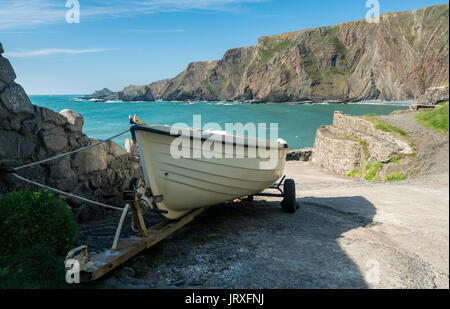 Barca a remi pronti a lanciare a Hartland Quay in North Devon Foto Stock