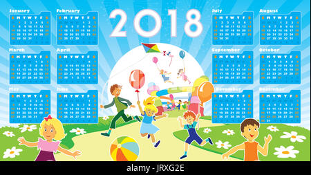 I bambini con volti sorridenti stanno giocando in una scuola materna, nuovo calendario 2018 in background. Foto Stock