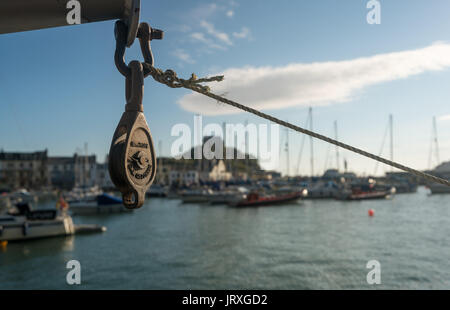 Ferro vecchio puleggia sul verricello di fronte del porto a Ilfracombe, Devon Foto Stock