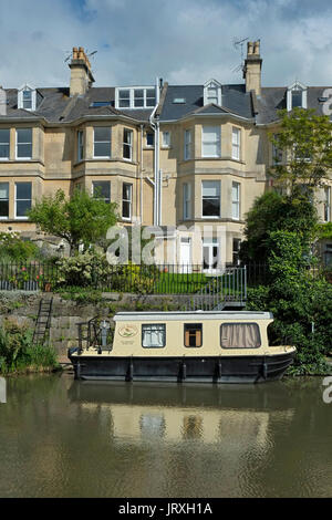 Case in Widcombe, bagno, Regno Unito che hanno posti barca sul Kennet & Avon Canal che corre sul fondo dei loro giardini. Foto Stock