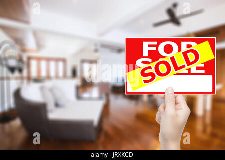 Mano azienda venduto casa segno Foto Stock