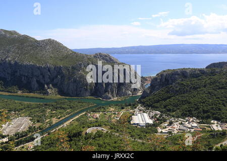 La foce del fiume Cetina nella città Omis Foto Stock