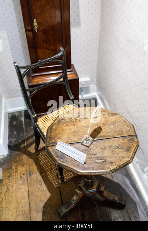 Jane Austen's scrittura della tabella, una mostra in Jane Austen's House Museum di Chawton, Hampshire, Inghilterra meridionale, Regno Unito Foto Stock