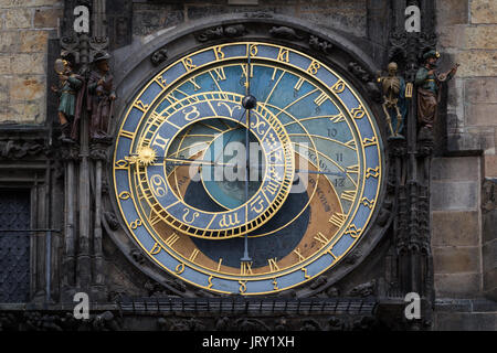 Close-up del medievale l'orologio astronomico di Praga montato sulla parete del Vecchio Municipio e la Piazza della Città Vecchia di Praga, Repubblica Ceca. Foto Stock