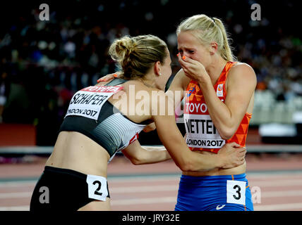 La Germania Carolin Schafer (sinistra) festeggia con Netherland's Anouk Vetter (destra) dopo la 800m elemento della donna Eptathlon durante il giorno tre del 2017 IAAF Campionati del mondo presso il London Stadium. Foto Stock