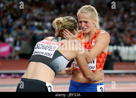 La Germania Carolin Schafer (sinistra) festeggia con Netherland's Anouk Vetter (destra) dopo la 800m elemento della donna Eptathlon durante il giorno tre del 2017 IAAF Campionati del mondo presso il London Stadium. Foto Stock