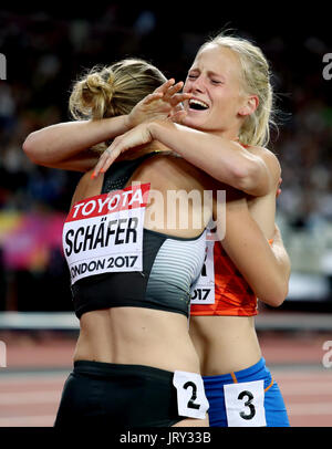 La Germania Carolin Schafer (sinistra) festeggia con Netherland's Anouk Vetter (destra) dopo la 800m elemento della donna Eptathlon durante il giorno tre del 2017 IAAF Campionati del mondo presso il London Stadium. Foto Stock