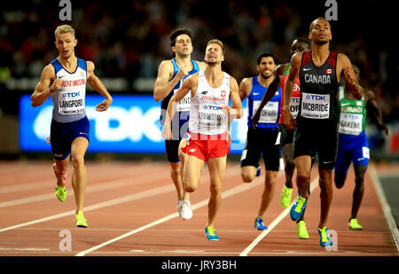 La Gran Bretagna è Kyle Langford (sinistra) termina secondo alle spalle del Canada Brandon McBride (destra) e davanti a della Polonia Marcin Lewandowski (centro) negli uomini 800m 2 di calore durante il giorno e tre del 2017 IAAF Campionati del mondo presso il London Stadium. Foto Stock