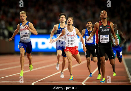 La Gran Bretagna è Kyle Langford (sinistra) termina secondo alle spalle del Canada Brandon McBride (destra) e davanti a della Polonia Marcin Lewandowski (centro) negli uomini 800m 2 di calore durante il giorno e tre del 2017 IAAF Campionati del mondo presso il London Stadium. Foto Stock