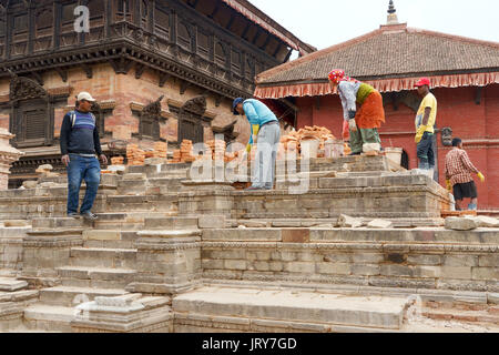 Nepalesi la riparazione dei danni causati dal terremoto 2015 in Bhaktapur, Nepal. Foto Stock