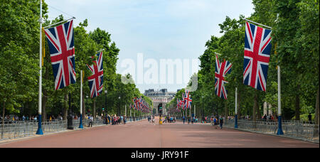 Street Mall con la Gran Bretagna bandiere in una fila, City of Westminster, Londra, Inghilterra, Regno Unito Foto Stock