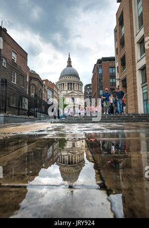 Cattedrale di San Paolo, la Cattedrale di San Paolo riflessa nella pozzanghera, London, England, Regno Unito