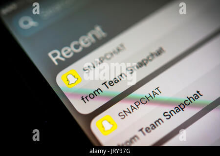 Snapchat, nuovi messaggi, notifiche, icona app, logo, schermo, telefono cellulare, smartphone, instant messenger service Foto Stock