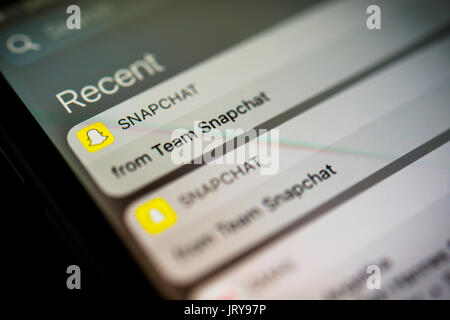 Snapchat, nuovi messaggi, notifiche, icona app, logo, schermo, telefono cellulare, smartphone, instant messenger service Foto Stock