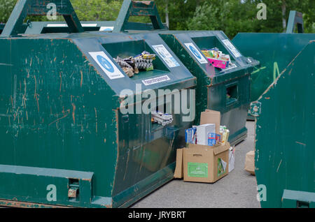 Riciclaggio di verde i contenitori pieni con carta e scatole in corrispondenza di una stazione ambientale in Soderhamn, Svezia - 18 Luglio 2017 Foto Stock