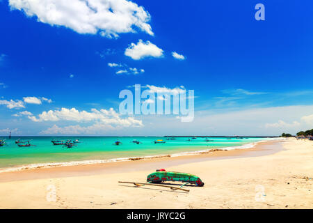 Fantastici colori in natura. paesaggio: vecchio stile in legno tradizionale barca da pesca sulla costa tropical island su sfondo blu cielo estate Foto Stock