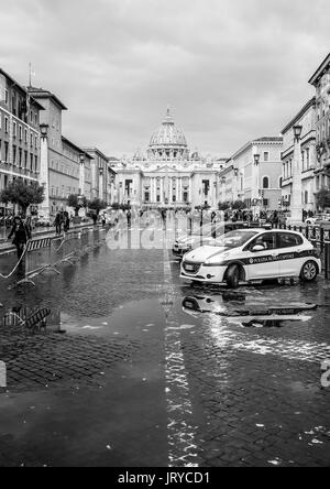 Auto della Polizia e sicurezza a Piazza San Pietro a Città del Vaticano - Roma / Italia - 6 novembre 2016 Foto Stock